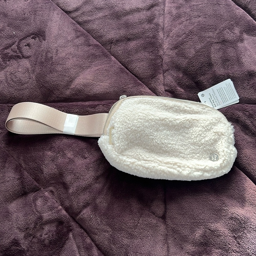 Lulu lemon everywhere belt bag fleece